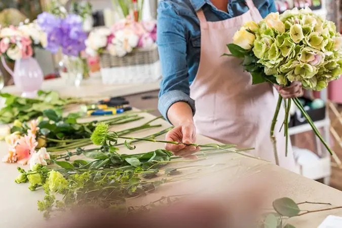 Флорист собирает букет Флорист собирает букет | ГЛАВЦВЕТТОРГ